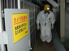 Japonský technik prochází chodbami elektrárny Fukuima. Snímek spolenosti TEPCO (6. kvtna 2011)