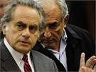 éf MMF Dominique Strauss-Kahn (vpravo) ped soudem v New Yorku se svým právníkem Benjaminem Brafmanem (16. kvtna 2011)