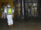 Japontí technici v útrobách pochroumané elektrárny Fukuima (6. kvtna 2011)