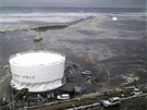 Snímky spolenosti Tepco ukazují náraz tsunami ve Fukuim (11. bezna 2011)