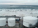 Snímky spolenosti Tepco ukazují náraz tsunami ve Fukuim. (11. bezna 2011)