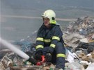 Poár skládky odpadk u Vysoké Pece na Chomutovsku v kvtnu 2011.