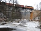 Vlak s uhlím na most pes Mi ped stanicí Pavlovice ped zaátkem jeho pestavby. Píhradová ocelová konstrukce mostu pochází ze 30. let minulého století.