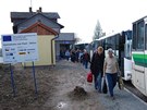 Pestupování z vlaku do náhradních autobus je vdy velmi nepopulární a cestující na chebské trati si toho uili více ne dost. 