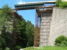Nasouvání nové kostrukce mostu pes Úhlavku z Stíbra za pomoci konzolového kolejového jeábu