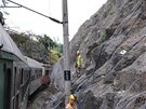 Zajiování skal v záezu pomocí horolezecké techniky u Svojína