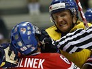 BOJ. Švédský hokejista Staffan Kronwall dává rukavici do tváře českého kapitána Tomáše Rolinka.