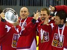 JE NÁ! Kapitán Tomá Rolinek s talíem pro bronzový tým na MS 2011 pijímá gratulace spoluhrá.