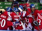 ROZJUCHANÁ STÍDAKA. etí hokejisté tsn ped koncem souboje o bronz s Ruskem slaví vítzství.