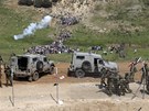 Izraeltí vojáci se na hranicích se Sýrií snaí zabránit vstupu rozzuených Palestinc za hranice