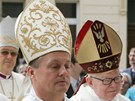 Nový hradecký biskup Jan Vokál (v popedí) (14. kvtna 2011)