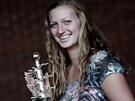 Petra Kvitová pózuje s trofejí za triumf na turnaji v Madridu