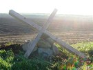 19. kvtna 2011, v den 66. výroí poválené tragédie v Dobronín, se na louce Budínka objevilo torzo kíe, který uctil památku zavradných Nmc.