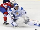 KAPITÁN NA LED. Norský hokejista Andreas Martinsen srazil finského útoníka Mikka Koivua. 