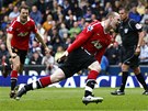 VYSTELIL JSEM TITUL! Wayne Rooney práv promnil penaltu v zápase s Blackburnem a bí oslavovat.