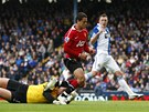 KLÍOVÝ MOMENT. Javier Hernandez z Manchesteru United padá ve vápn po souboji s brankáem Robinsonem, rozhodí za chvíli odpíská penaltu.