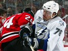 Takhle ho zná hokejový svt nejvíc: Jevgenij Aruchin v dresu Tampa Bay Lightning naráí na mantinel soupee z New Jersey Devils.