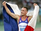 Desetiboja Roman ebrle se raduje ze zlaté olympijské medaile v Aténách 2004.