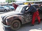 ZAÁTEK OPRAV. Tatra 87 se pesunuje z kopivnického muzea do restaurátorské...