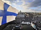 NAMOL NA MOLU. Hokejové zlato se bouliv slavilo i ve finských pístavech.