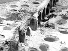 Viadukt na trati Cheb-A a okolí po bombardování v roce 1945. Zábr z dokumentárního filmu Luka Matjíka.