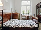 Lonice sjednocená mahagonovou dýhou spojuje francouzskou art deco postel s originálním nábytkem Bohumíra ermáka, který je mimo jiné autorem konstruktivistického pavilonu na brnnském výstaviti.