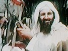 Usáma bin Ládin na archivním snímku z roku 2001 tímá kalanikov.