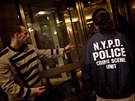 Newyortí vyetovatelé si razí cestu do hotelu, kde ml éf MMF obtovat pokojskou
