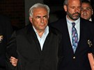 éf Mezinárodního mnového fondu Dominique Strauss-Kahn odchází z newyorské policejní stanice