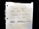 Na dveích vedle bytu pokojské v Bronxu je lísteek s nápisem: "Nechte m i mé sousedy na pokoji! Jste otravní!!!" 