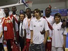Mladí etí streetbalisté se na dtských hrách v turecku nechali vyfotit i se svými soupei s Mali. Fyzická pevaha Afrian je patrná.