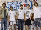 Mladí etí streetbalisté se na dtských hrách v Turecku pózují se svým prvodcem Sinanem (vlevo). Dále stojí (zleva) Pavel Skivan, Tomá Hochman, Richard Rondo, Jan Proek.