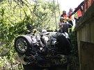 Hasii vytahovali auto, které spadlo u Pozdchova do potoka.