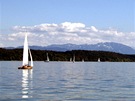 Starnbergské jezero s Alpami v pozadí