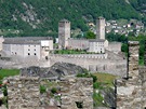 Bellinzona, pohled na Castelgrande z hradu Montebello