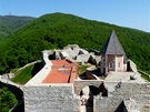 Zícenina Medvedgrad, v pozadí vrch Medvednica nad Záhebem