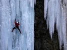 Horolezec Ueli Steck zlézá ledopád poblí msteka Pontresina ve výcarském kantonu Graubünden.