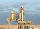 Raketoplán Endeavour dv hodiny ped startem v pondlí 16. 5. 2011.
