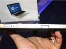 Ovládací tlaítka a krytka u USB konektoru tabletu HP Slate 500