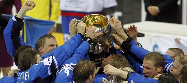POHÁR PRO MISTRY. Hokejisté Finska slaví druhý titul z mistrovství světa v historii.