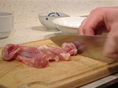 Kuřecí maso očistěte a pokrájejte na plátky.