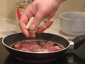 Na pánev přidejte maso i pokrájenou cibuli.