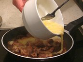 Jakmile je kuřecí maso měkké, zalijte směs na pánvi rozkvedlaným vejcem.