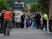 Obyvatel steck tvrti Vaov protestovali proti oddalovn dostavby dlnice D8 pes esk stedoho. Pl hodiny pechzeli po pechodu a zablokovali tak dopravu.