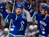 Vancouversk tonk Daniel Sedin (vlevo) se raduje se spoluhrem Danem Hamhuisem z glu.