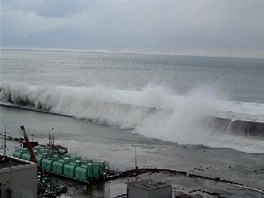Snmky spolenosti Tepco ukazuj nraz tsunami ve Fukuim (11. bezna 2011)