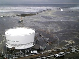 Snmky spolenosti Tepco ukazuj nraz tsunami ve Fukuim (11. bezna 2011)