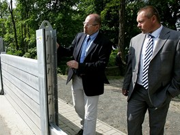 Ministr zemdlstv Ivan Fuksa (vlevo) s Marianem ebestou z Povod Labe si prohl mobiln st protipovodov zdi.
