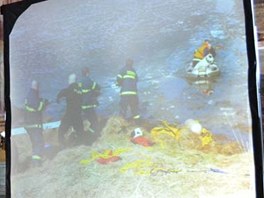 Sokolovští hasiči přebírají ocenění za zásah roku při záchraně tonoucích mužů, záběry za zasáhu byly k vidění na plátně