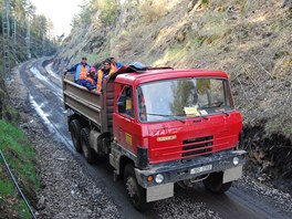 Tkm nkladnm automobilm Tatra 815 dvali stavbai eleznice evidentn pednost ped ostatnmi vozy. Jak kvali, u Tatry mme jistotu, e ta se vyhrabe z ehokoliv. Nkdy korba Tatry poslouila tak pro pevoz dlnk mezi staveniti